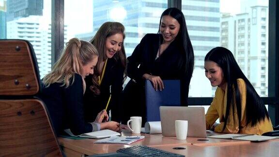 专业商业女性小组会议思考新项目规划