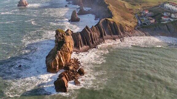 海浪撞击岩石悬崖的鸟瞰图