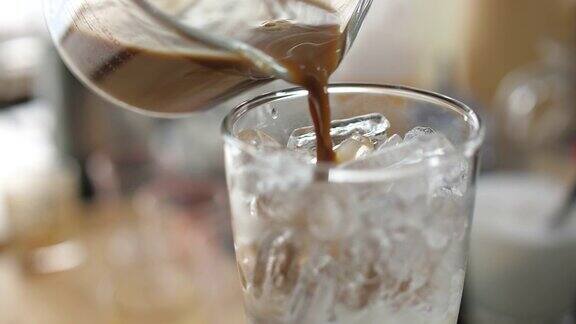 将咖啡倒入牛奶冰拿铁咖啡