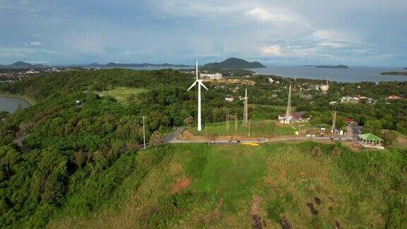 无人机飞越风力涡轮机与美丽的风景Promthep角普吉岛泰国