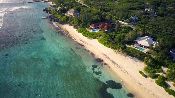 鸟瞰图的热带海滩在加勒比-大开曼岛