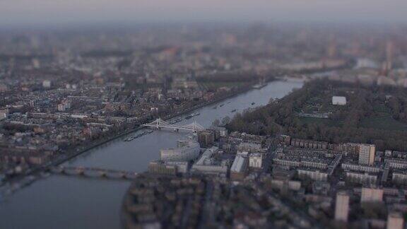 英国西伦敦泰晤士河的鸟瞰图日落时分的伦敦市中心带有倾斜偏移微缩图像效果4k