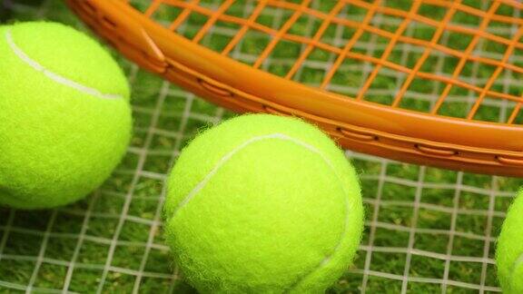 网球和球拍在绿色草地的背景近距离