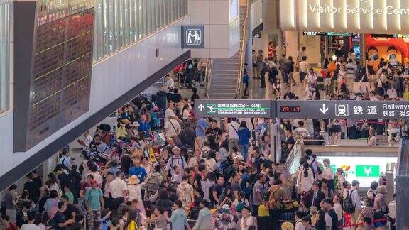 时光流逝:日本成田机场到达大厅的旅客
