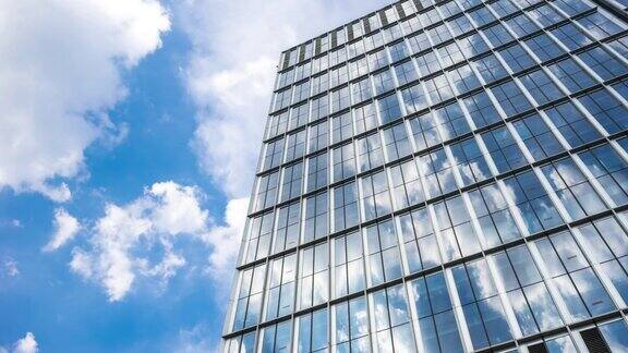 现代城市中城区现代建筑的玻璃墙时光流逝
