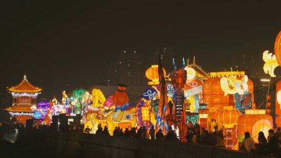 中国陕西西安古代城墙上的灯笼庆祝中国春节