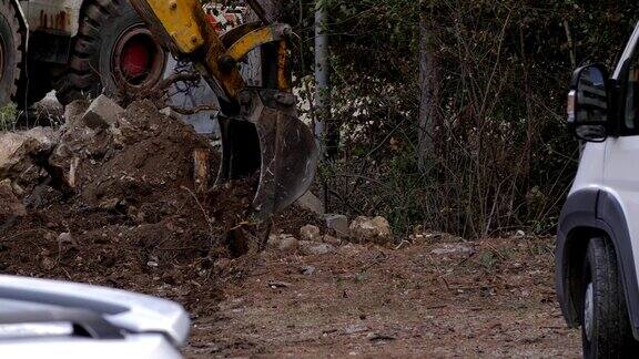 在建筑工地工作的挖掘机