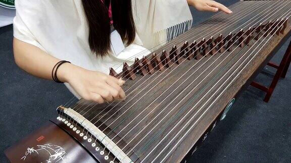 弹奏古筝的人的手古筝简称筝是一种中国乐器