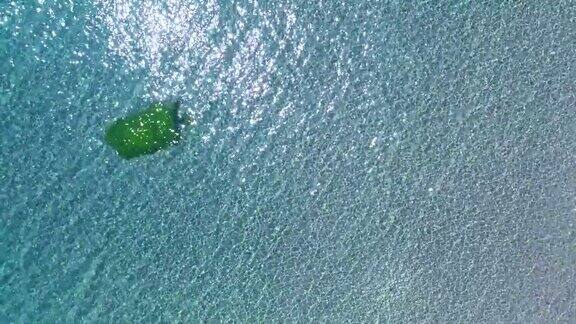 顶视图透明的绿松石海