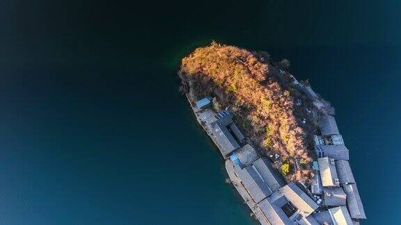 初升的太阳照亮了泸沽湖上的里格半岛