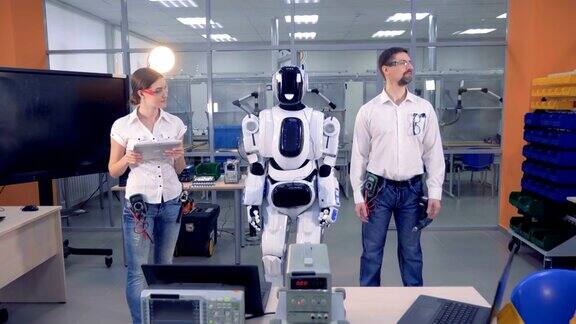机器人在一个女工程师的控制下重复一个男工程师的动作