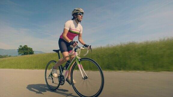 一个女自行车手的低空广角镜头
