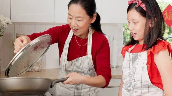母亲女孩和亚洲家庭在炉子上烹饪美味的美食或食物学习支持和妈妈教孩子如何炸鸡在家里一起享受时光