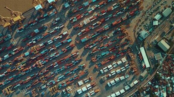 工业港口与集装箱鸟瞰图