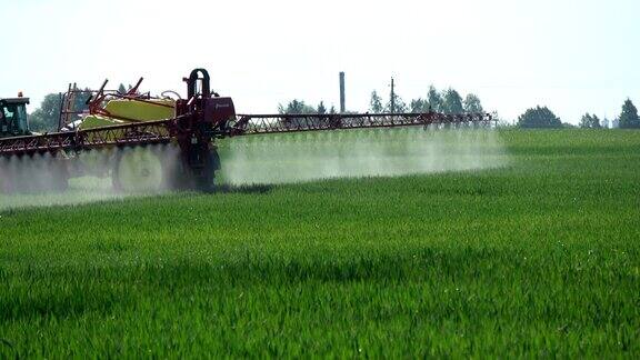 农用拖拉机向麦田喷洒除草剂、杀虫剂和杀虫剂