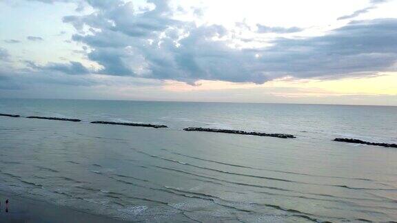 日出时和一群海鸥一起飞过海滩(里维埃拉·罗马尼奥拉)