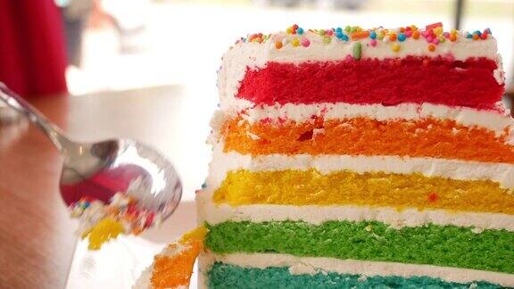 咖啡厅里的彩虹蛋糕