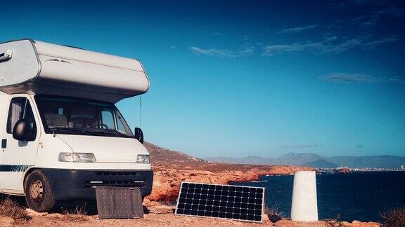 带便携式太阳能电池板的露营车在海岸上