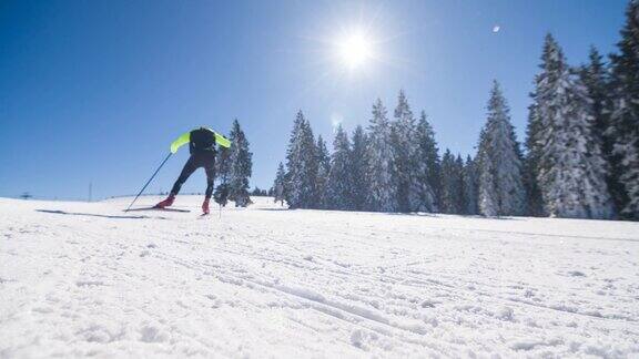 专业的越野滑雪运动员在山上滑冰