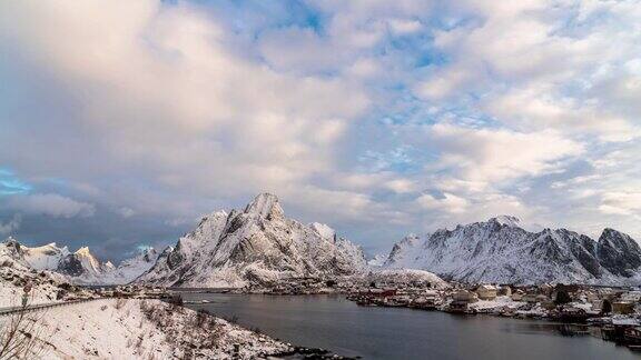 4K时间的俯视图风景雪山与多云和湖在罗浮敦群岛挪威