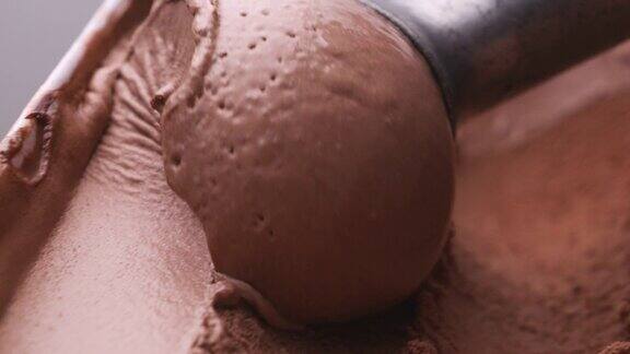 巧克力冰淇淋被舀出来