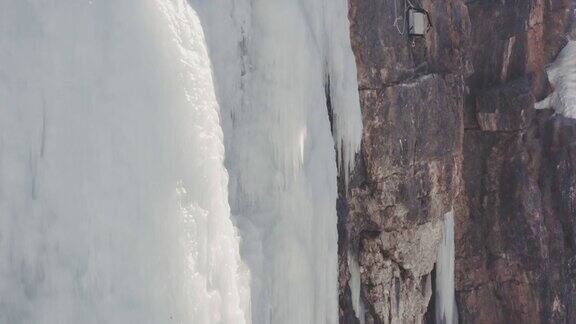 瀑布上攀冰
