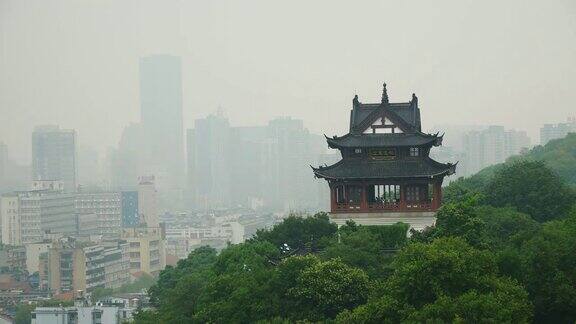 大雾天武汉市最著名的寺庙屋顶全景4k中国