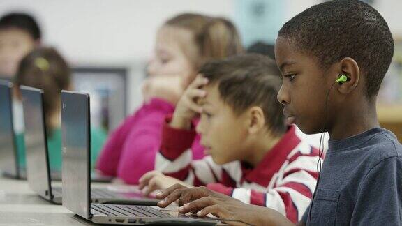 在小学三年级使用平板电脑和计算机技术