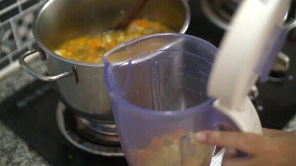 在搅拌机里准备蔬菜汤