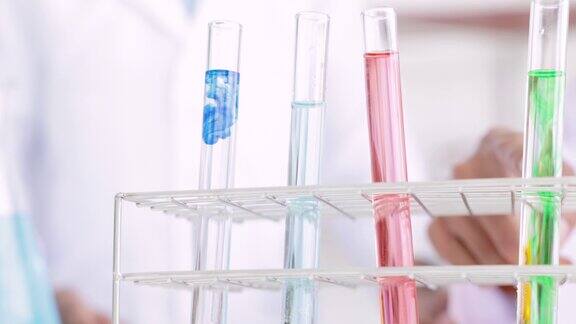 学校实验室里的科学实验特写科学试管里的一滴液体儿童科学实验室教育概念教育化学与儿童