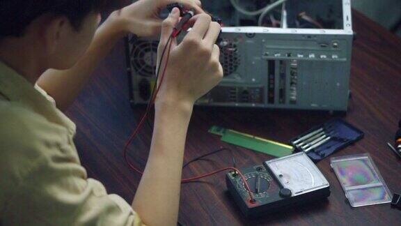 亚洲学生在教室里使用测量仪器修理电子电脑硬件