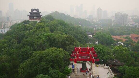 大雾天武汉市最著名的寺庙屋顶全景4k中国