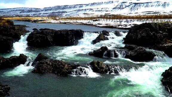 黑暗的强大的瀑布在山上有很多水花的视频冰岛
