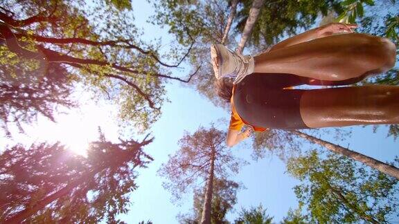 SLOMO女跑步者在森林中跳跃