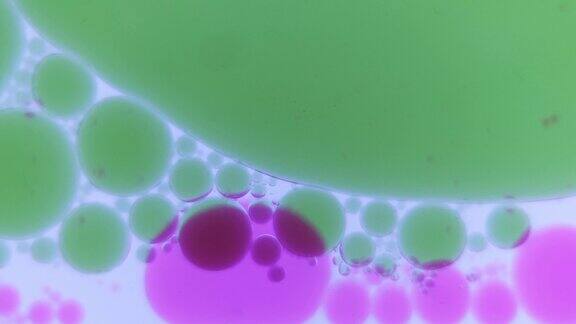 微观世界中的液体气泡两组彩色球体重叠