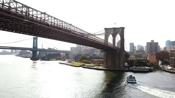 美国纽约鸟瞰图无人机飞过东河小船在布鲁克林桥下航行