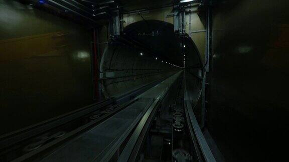 乘坐火车穿过黑暗的隧道