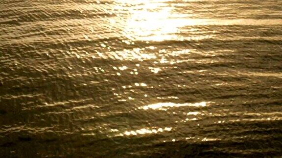 4K惊人的日落在热带海滩上海边沙滩上的海浪在日落时分阳光反射在水面上美丽的黄昏自然海洋背景
