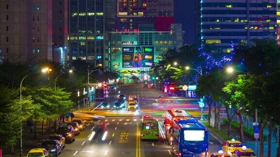夜晚照亮台北市中心交通街道屋顶全景4k时间流逝台湾