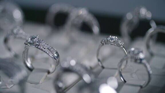 镶有钻石的银戒指