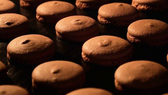 电烤箱里的巧克力蛋白杏仁饼马卡龙生长的时间流逝