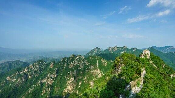 中国的长城和夏天的青山放大镜头(延时)