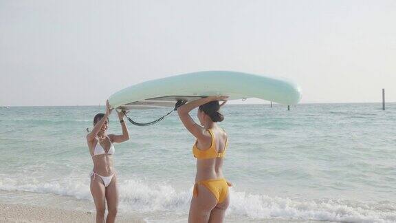 海边拿着冲浪板的女人