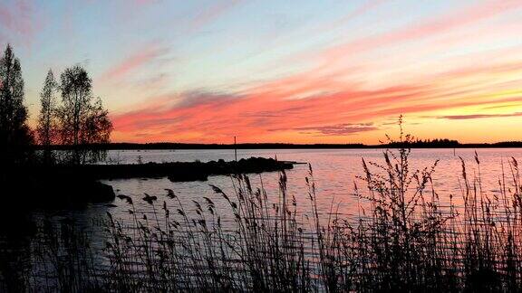 波特尼亚湾背景上的深红落日