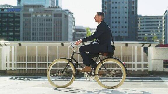一个成熟的商人在城市里骑自行车的4k视频