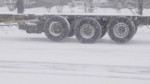 雪在城市的道路上与汽车