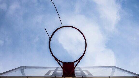 一个带有移动云背景的篮球框