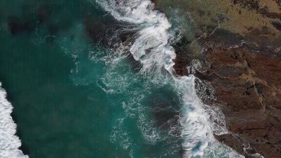 海岸海浪对岩石顶视图自然海景