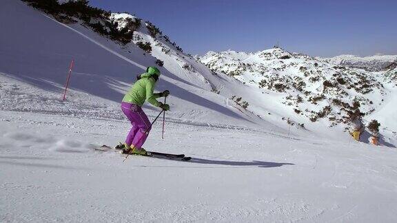女子滑下滑雪坡