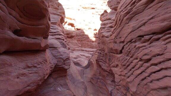 倾斜拍摄红色彩色石头形成雄伟的峡谷在埃及彩色峡谷